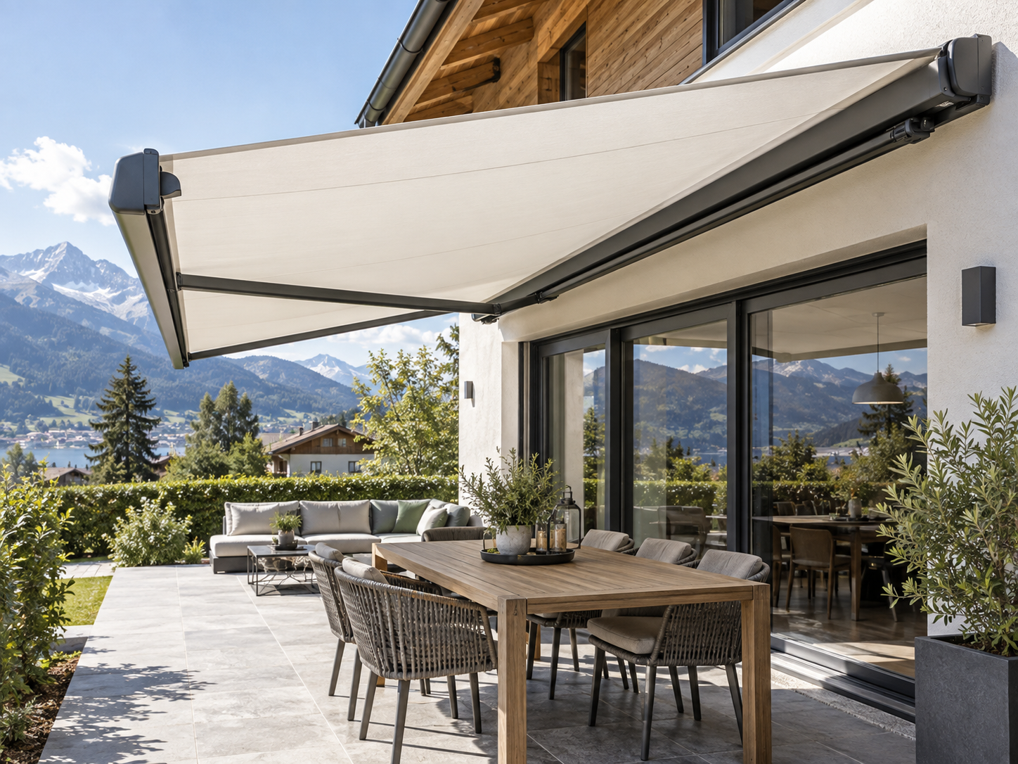 Store banne rénové avec une toile neuve sur une terrasse en Haute-Savoie